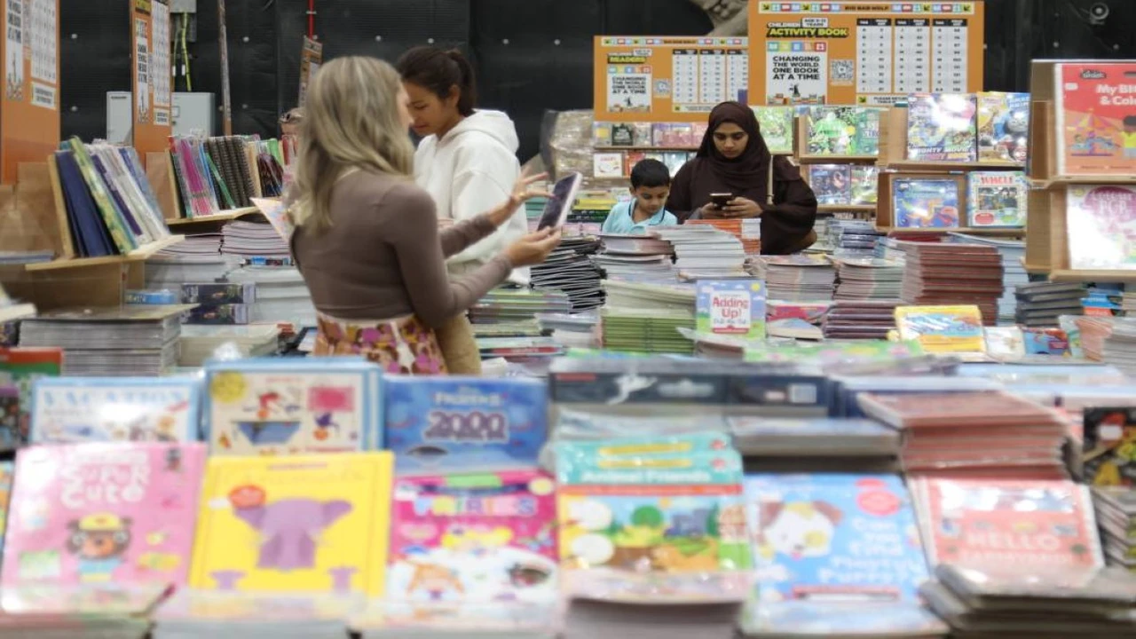 كيف تساهم معارض الكتب في الإمارات بتعميق علاقة الأجيال بالقراءة؟